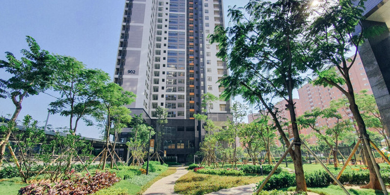 Lối đi có cây xanh tại cụm chung cư Starlake H9 trong ảnh thật